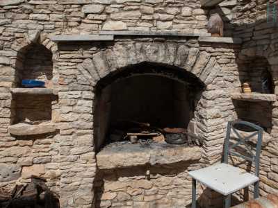 Le tracce di queste allegre serate sono ancora ben visibili: piccole mensole con piatti, bottiglie e stoviglie in terracotta fanno da cornice a un caminetto che conserva della legna e qualche pentola usata